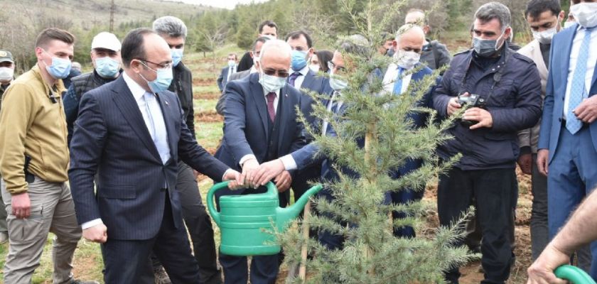 ELAZIĞ TİCARET BORSASI BADEM FİDAN DİKİM TÖRENİ, TARIM VE ORMAN BAKAN YARDIMCISI MEHMET HADİ TUNÇ’UN KATILIMI İLE GERÇEKLEŞTİRİLDİ.